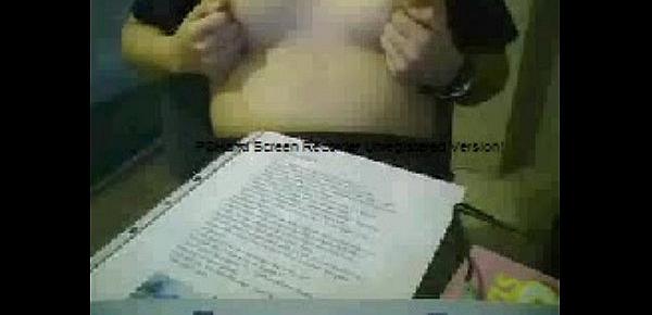  Chica haciendo su tarea en Webcam